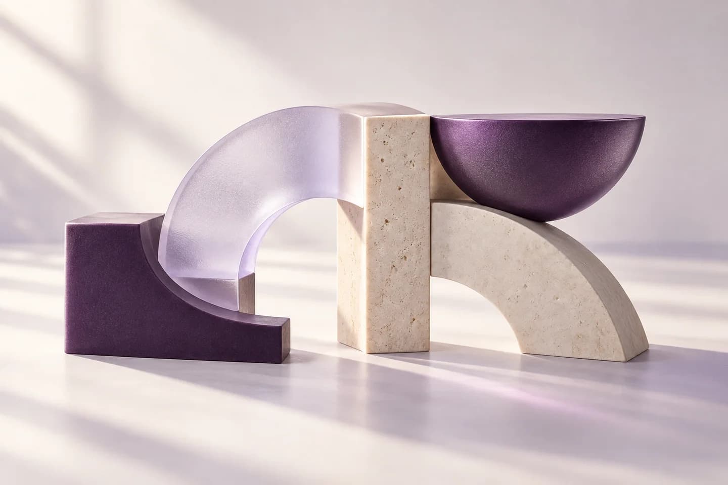Abstrakte Formen aus violettem Glas und hellem Stein ergänzen sich zu einer gemeinsamen Struktur.